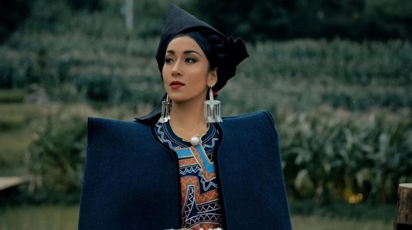 吉克隽逸为什么肤色黑