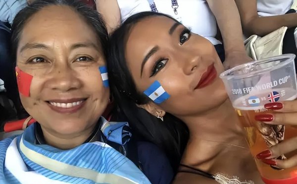 吉克隽逸为什么肤色黑