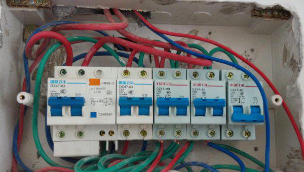 家里电压不稳怎么解决