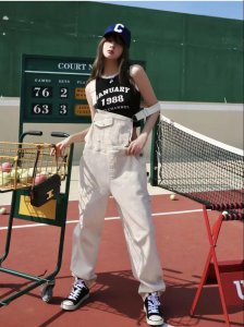 牛仔背带裤配什么上衣好看 女生夏季时尚背带裤穿搭推荐