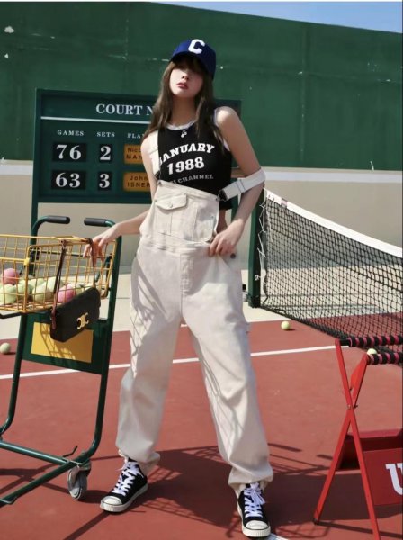 牛仔背带裤配什么上衣好看