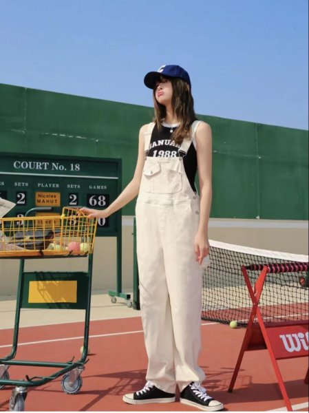 牛仔背带裤配什么上衣好看