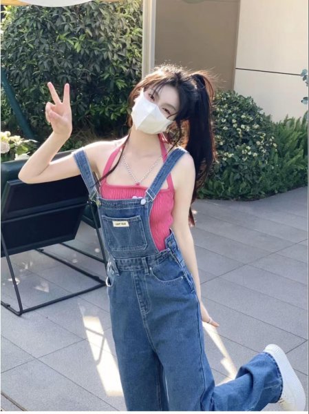 牛仔背带裤配什么上衣好看