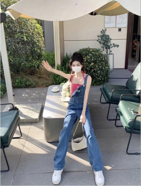 牛仔背带裤配什么上衣好看