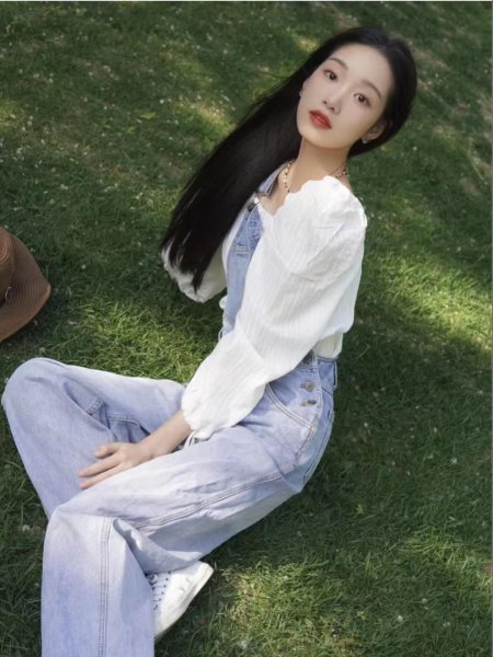 牛仔背带裤配什么上衣好看