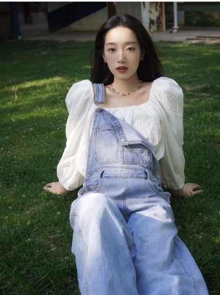 牛仔背带裤配什么上衣好看