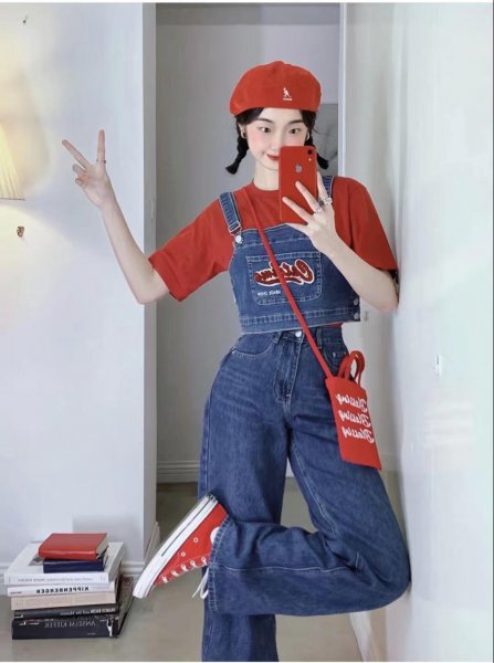 牛仔背带裤配什么上衣好看