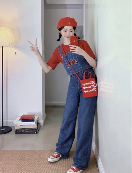 牛仔背带裤配什么上衣好看