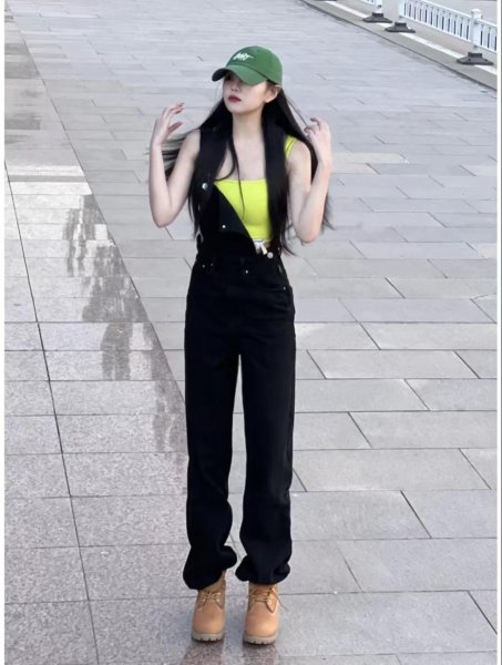 牛仔背带裤配什么上衣好看