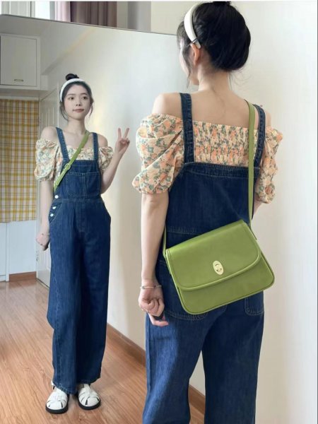 牛仔背带裤配什么上衣好看