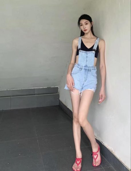 牛仔背带裤配什么上衣好看