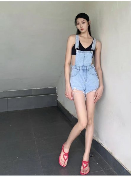 牛仔背带裤配什么上衣好看