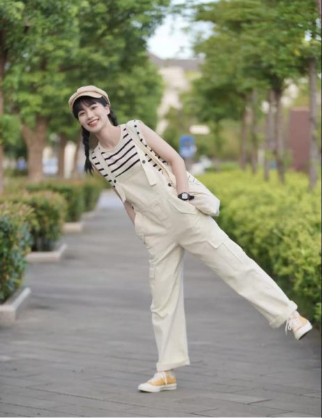 牛仔背带裤配什么上衣好看