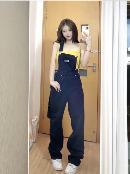 牛仔背带裤配什么上衣好看