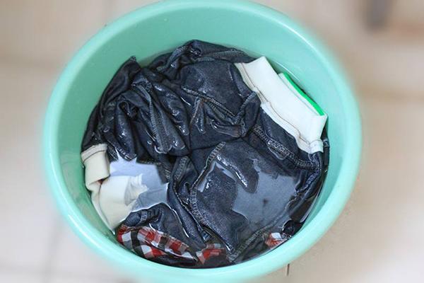 牛仔裤掉颜色有什么办法处理