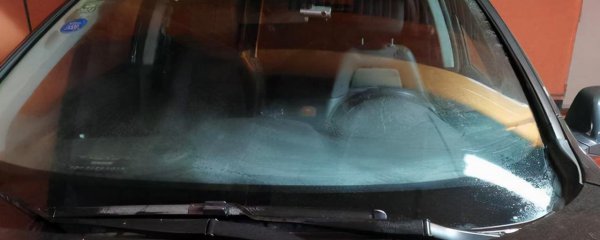 汽车玻璃外面起雾怎么去除