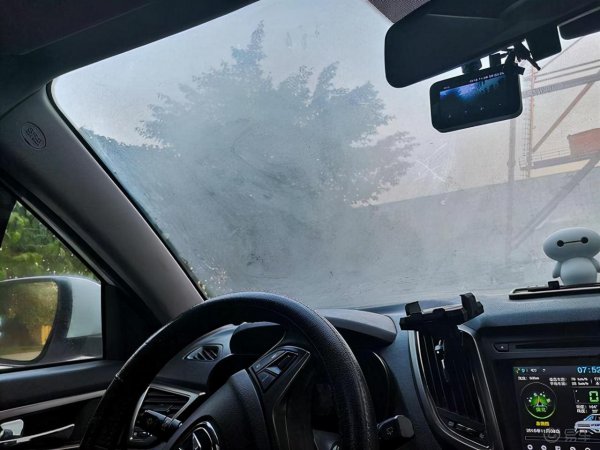 汽车玻璃外面起雾怎么去除