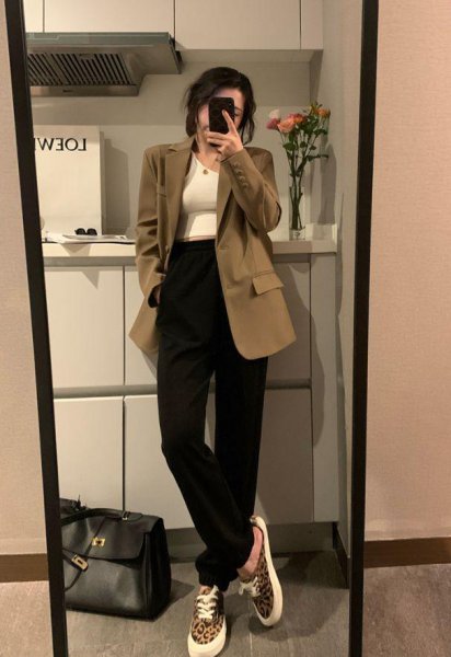 驼色显白还是显黑呢