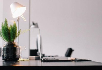 上班跟同事合不来觉得很压抑怎么办 同事不好相处心情压抑