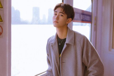 男生拍照姿势怎么摆 男士照相的姿势怎么摆最帅气