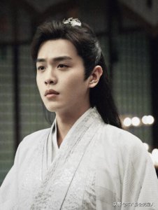 张若昀母亲是否远嫁国外了 张若昀的亲生母亲是谁