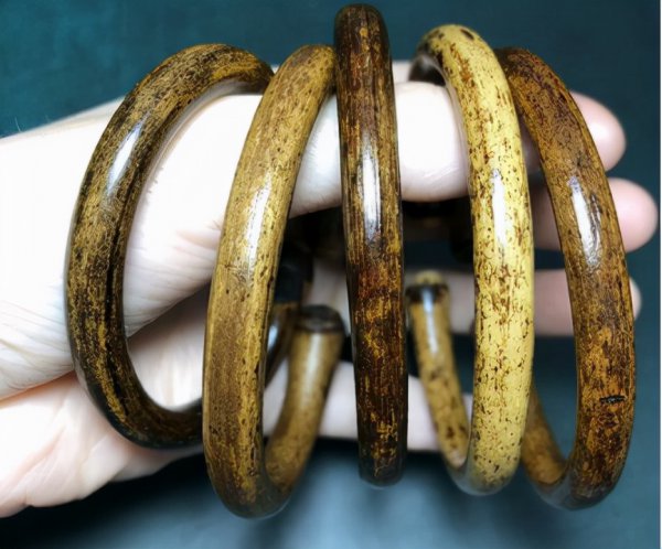 真正的鸡血藤手镯大概多少钱一