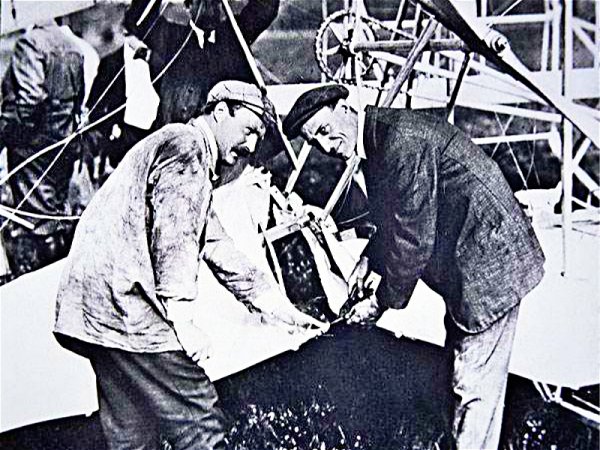 莱特兄弟发明飞机的故事