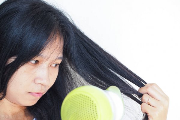 吹风机和自然干哪个好