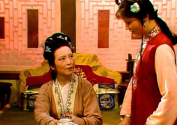 晴雯是谁的丫鬟