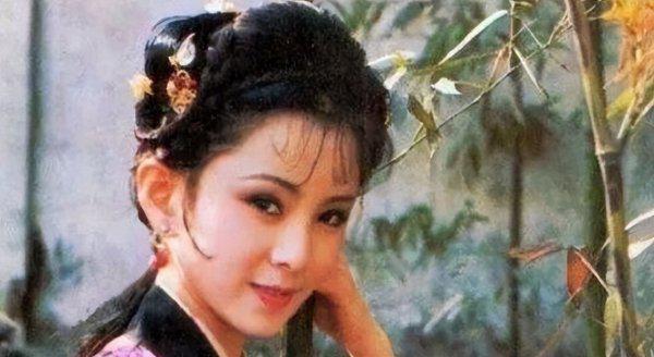 晴雯是谁的丫鬟