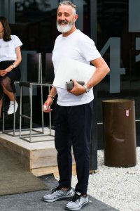 西裤配运动鞋丑爆了 休闲西装运动鞋搭配是丑到哭还是惊艳