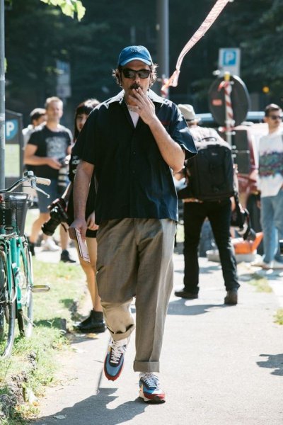 西裤配运动鞋丑爆了