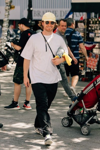 西裤配运动鞋丑爆了