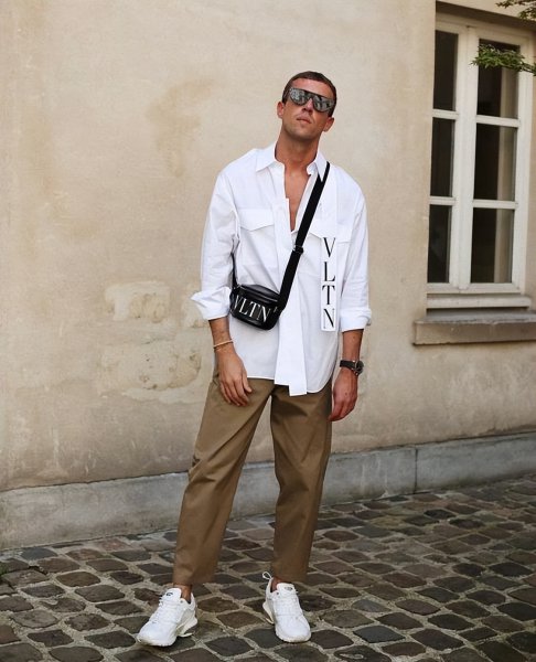 西裤配运动鞋丑爆了