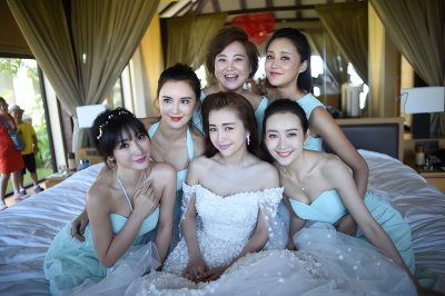 柳岩包贝尔婚礼事件 包贝尔婚礼上为什么要把柳岩丢下水