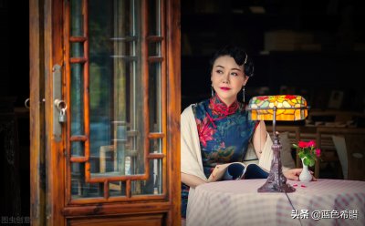 穿旗袍照相什么姿势好看 拍旗袍照摆什么动作好看