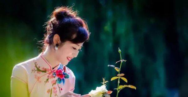 穿旗袍照相什么姿势好看