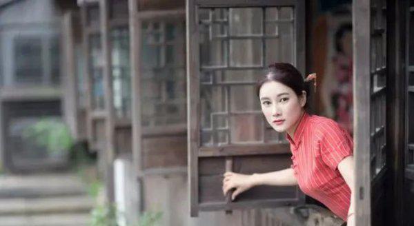 穿旗袍照相什么姿势好看