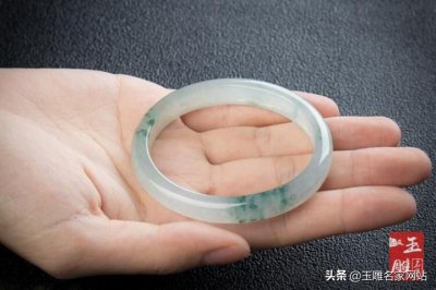 手镯一般戴哪只手 女人的手镯该戴哪个手上最合适