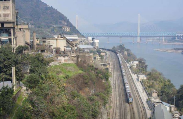 新中国第一条铁路是哪条