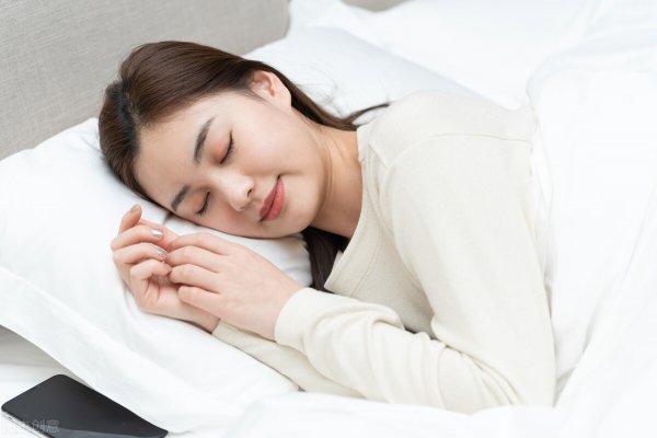 一个男人愿意一晚上抱着你睡说明什么