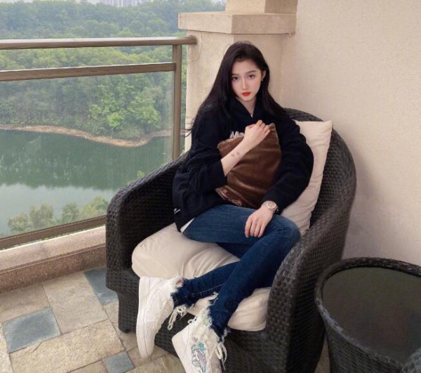 鹿晗关晓彤怎么认识在一起的