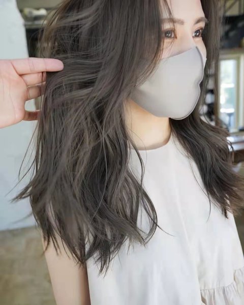 头发染什么颜色显皮肤白显年轻