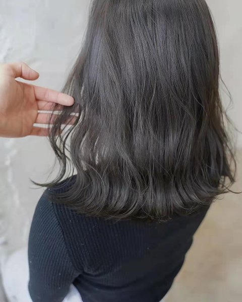 头发染什么颜色显皮肤白显年轻