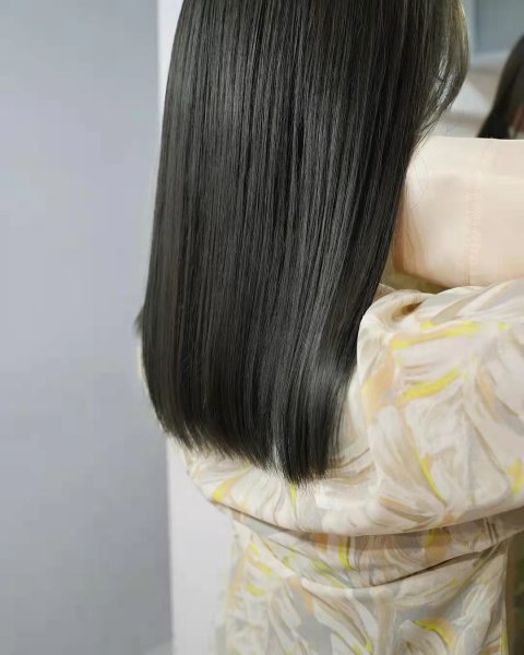 头发染什么颜色显皮肤白显年轻