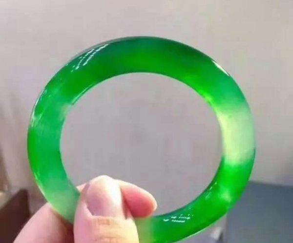 手镯怎么戴上去小窍门