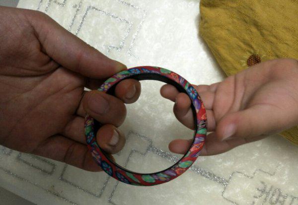 手镯怎么戴上去小窍门