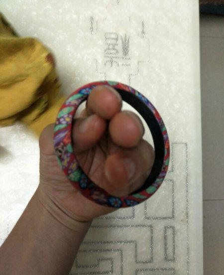 手镯怎么戴上去小窍门