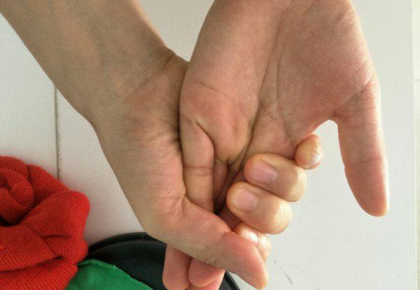 手镯怎么戴上去小窍门