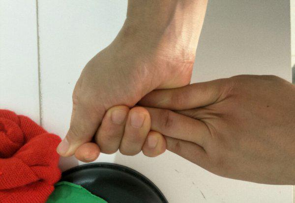 手镯怎么戴上去小窍门